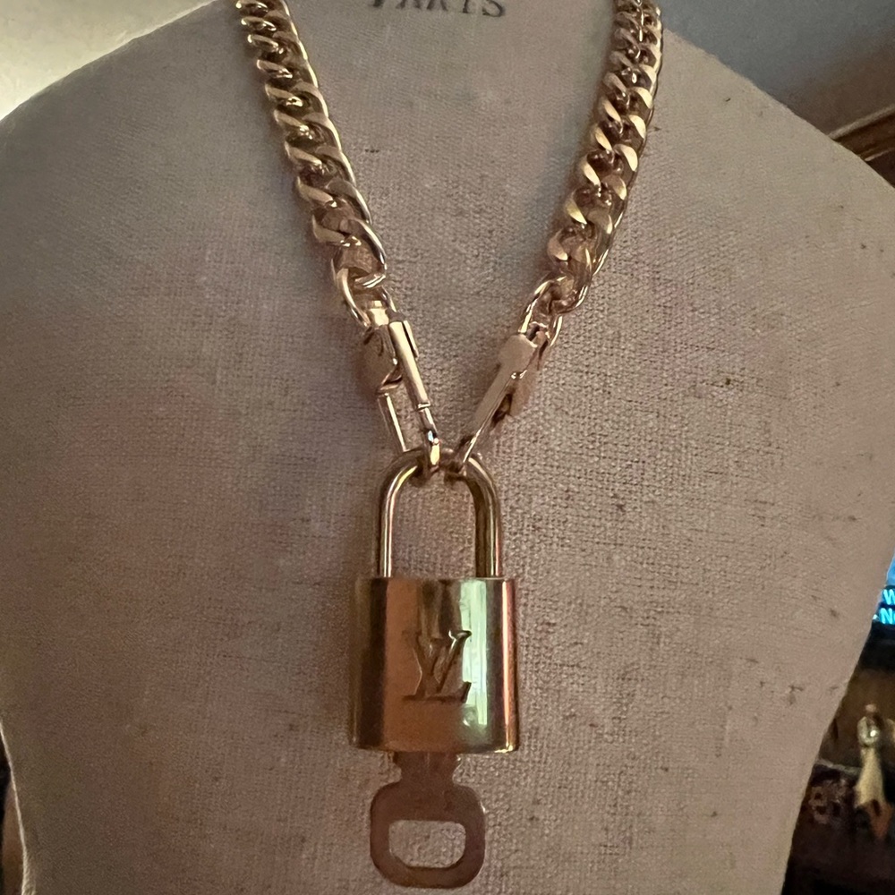 #346 Louis Vuitton lock and key 💯 authentic. Comes with unbranded chain.